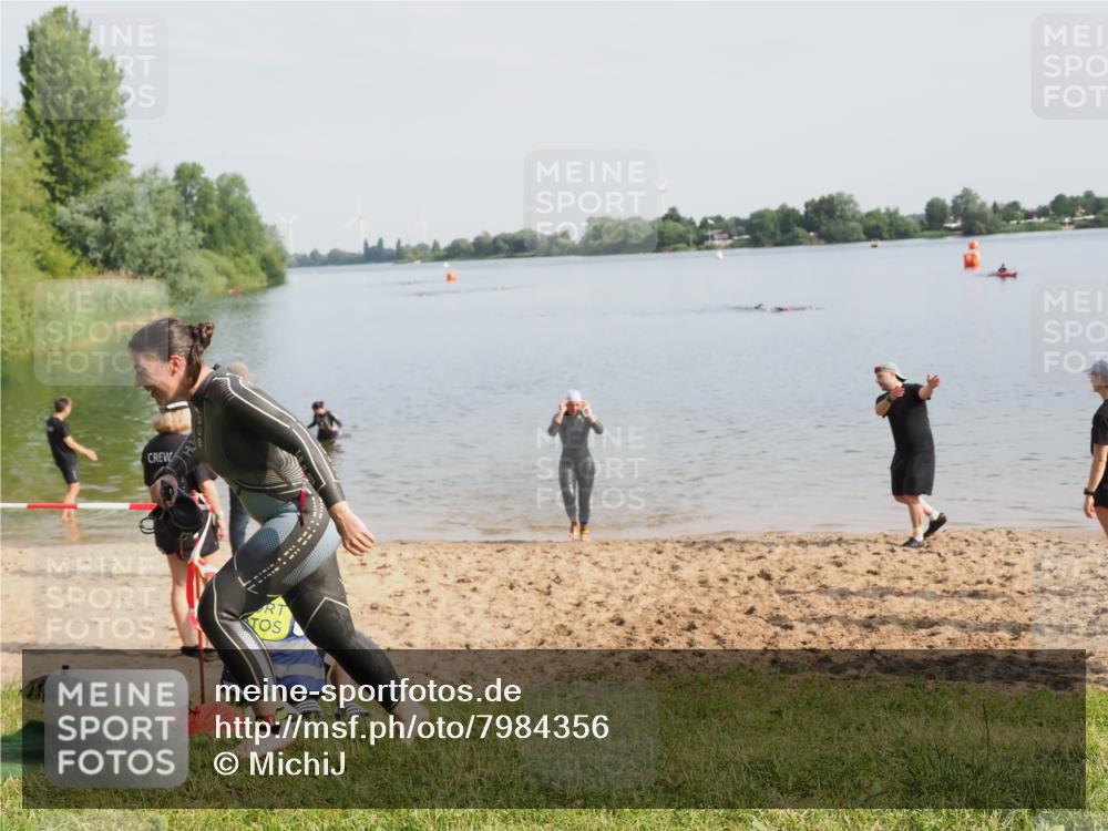 21.06.2025 - 27. Vierlanden-Triathlon MichiJ http://msf.ph/oto/7984356 15.06.2026 09:08:59 Schwimmen 199, 204 meine-sportfotos.de