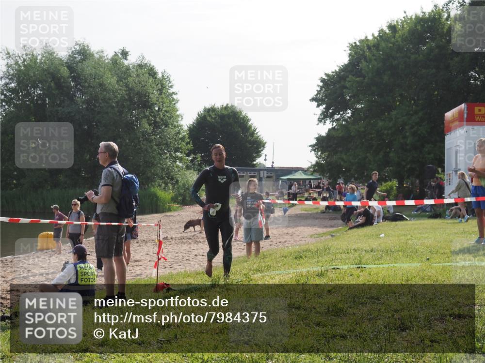 15.06.2025 - 27. Vierlanden-Triathlon KatJ http://msf.ph/oto/7984375 15.06.2025 08:55:40 Schwimmen 225 meine-sportfotos.de