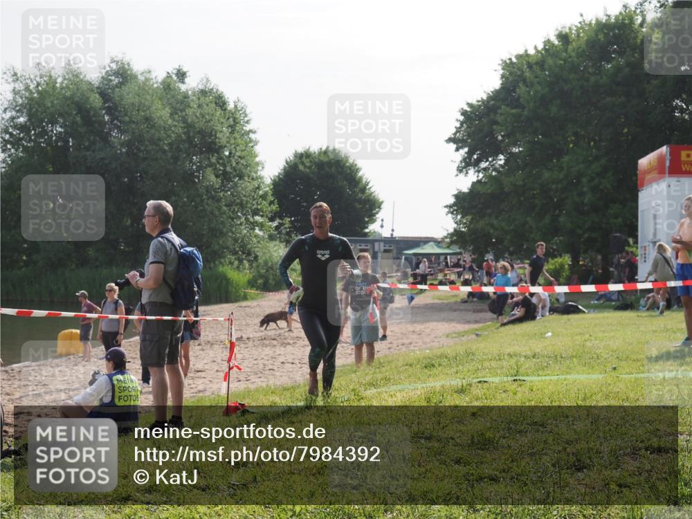15.06.2025 - 27. Vierlanden-Triathlon KatJ http://msf.ph/oto/7984392 15.06.2025 08:55:40 Schwimmen 225 meine-sportfotos.de