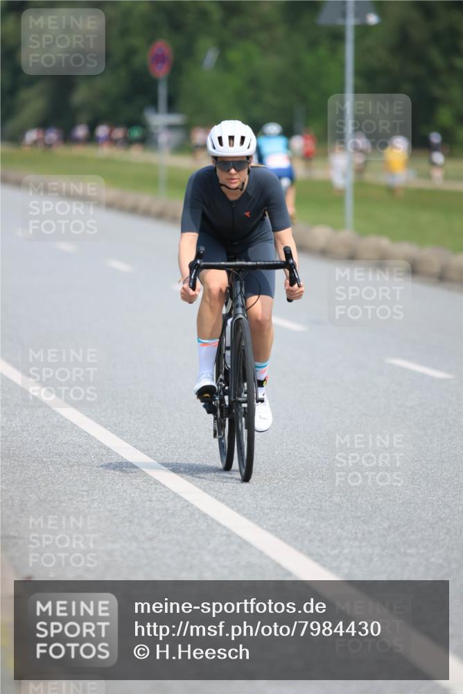 15.06.2025 - 27. Vierlanden-Triathlon H.Heesch http://msf.ph/oto/7984430 15.06.2025 11:22:24 Radfahren 19, 198, 218, 767, 920 meine-sportfotos.de