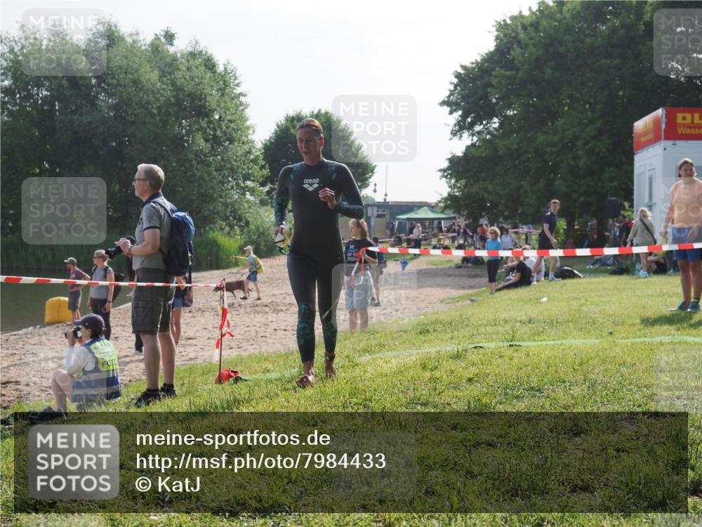 15.06.2025 - 27. Vierlanden-Triathlon KatJ http://msf.ph/oto/7984433 15.06.2025 08:55:41 Schwimmen 225 meine-sportfotos.de