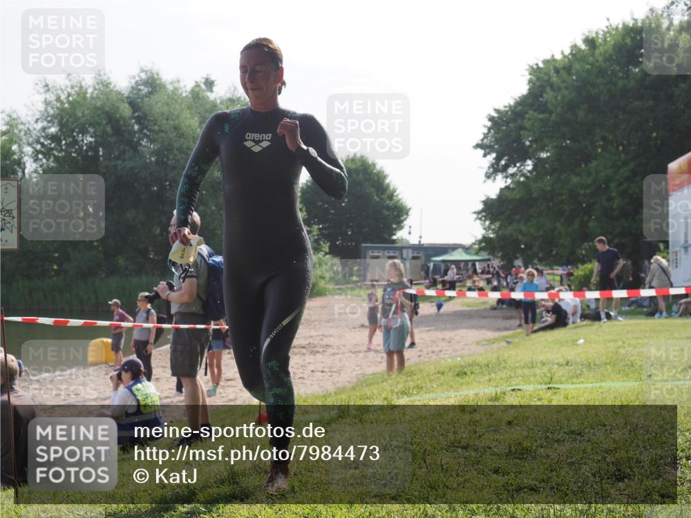 15.06.2025 - 27. Vierlanden-Triathlon KatJ http://msf.ph/oto/7984473 15.06.2025 08:55:42 Schwimmen 225 meine-sportfotos.de