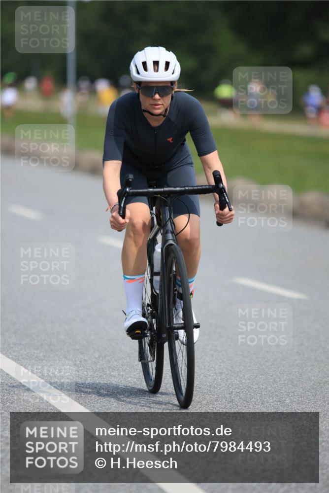 15.06.2025 - 27. Vierlanden-Triathlon H.Heesch http://msf.ph/oto/7984493 15.06.2025 11:22:25 Radfahren 198, 218, 767, 920 meine-sportfotos.de