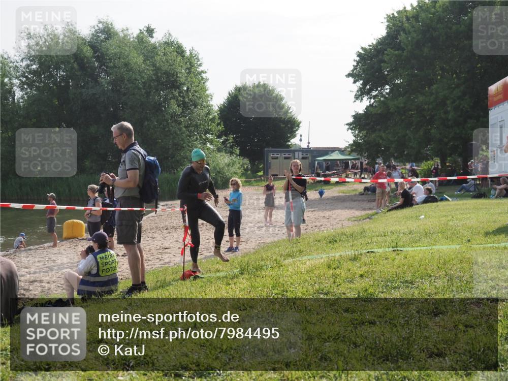 15.06.2025 - 27. Vierlanden-Triathlon KatJ http://msf.ph/oto/7984495 15.06.2025 08:56:17 Schwimmen 239 meine-sportfotos.de