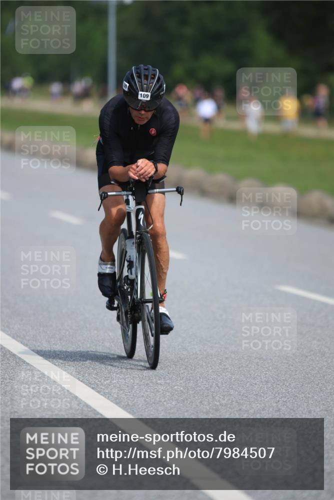 15.06.2025 - 27. Vierlanden-Triathlon H.Heesch http://msf.ph/oto/7984507 15.06.2025 11:22:55 Radfahren 109, 770, 776, 946 meine-sportfotos.de