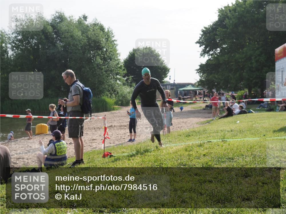 15.06.2025 - 27. Vierlanden-Triathlon KatJ http://msf.ph/oto/7984516 15.06.2025 08:56:18 Schwimmen 239 meine-sportfotos.de