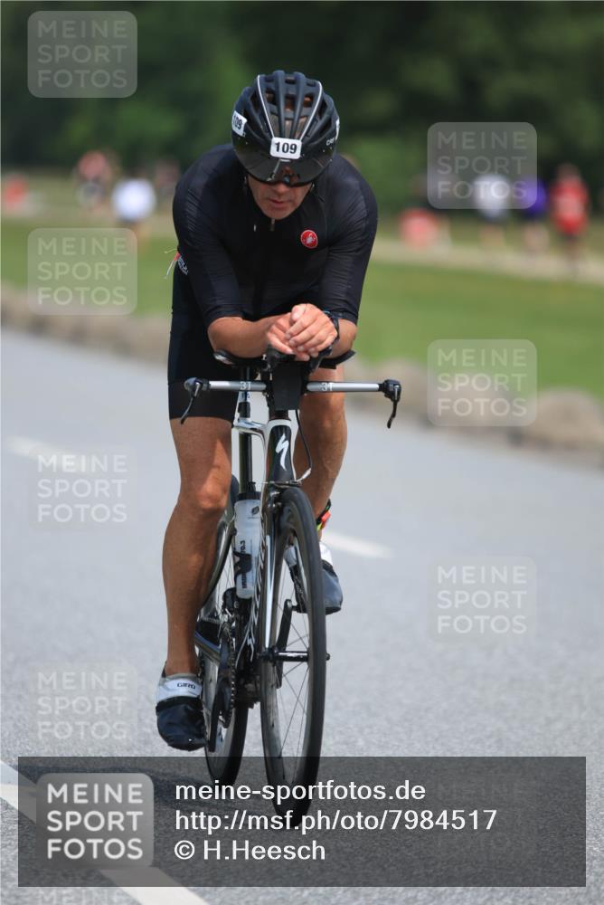 15.06.2025 - 27. Vierlanden-Triathlon H.Heesch http://msf.ph/oto/7984517 15.06.2025 11:22:56 Radfahren 109, 770, 776, 946, 963 meine-sportfotos.de