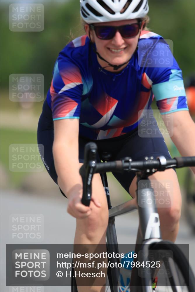 15.06.2025 - 27. Vierlanden-Triathlon H.Heesch http://msf.ph/oto/7984525 15.06.2025 11:00:31 Radfahren 61, 157, 162, 227, 417, 489, 571, 638, 650 meine-sportfotos.de
