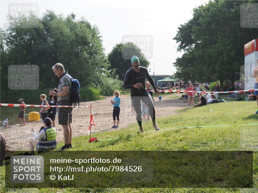 15.06.2025 - 27. Vierlanden-Triathlon KatJ http://msf.ph/oto/7984526 15.06.2025 08:56:18 Schwimmen 239 meine-sportfotos.de