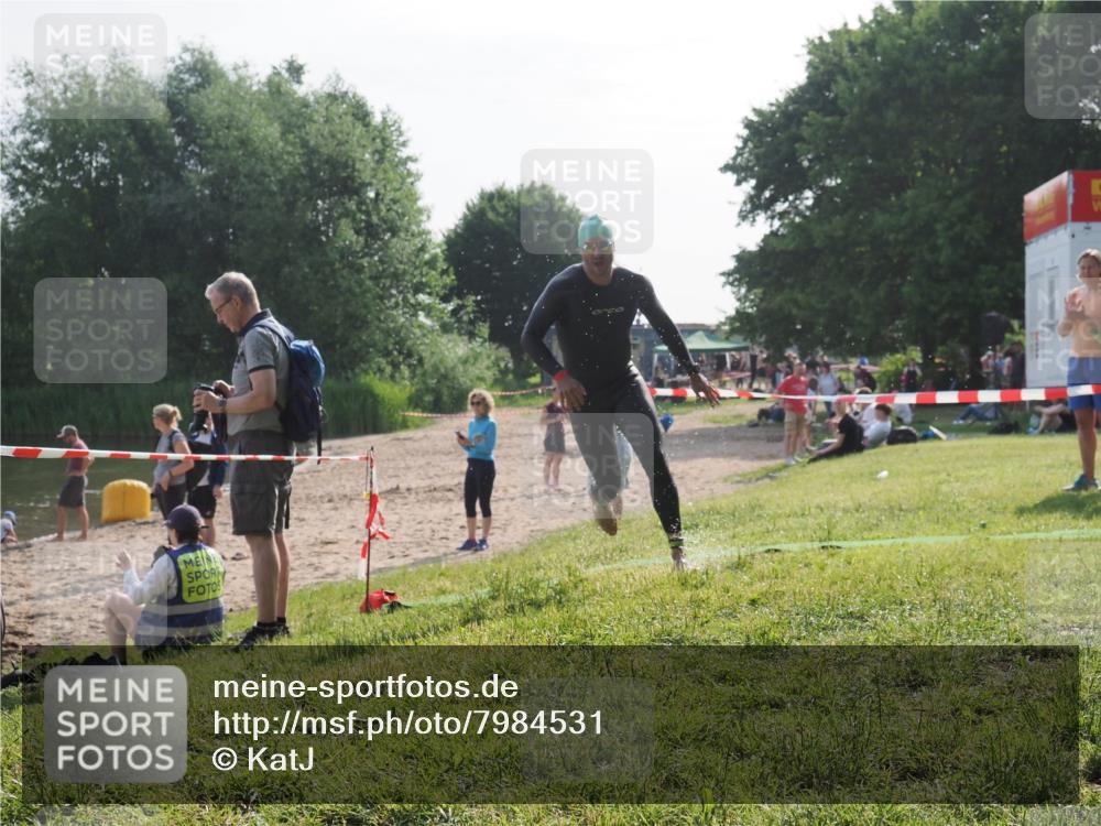 15.06.2025 - 27. Vierlanden-Triathlon KatJ http://msf.ph/oto/7984531 15.06.2025 08:56:18 Schwimmen 239 meine-sportfotos.de