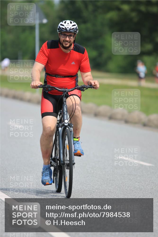 15.06.2025 - 27. Vierlanden-Triathlon H.Heesch http://msf.ph/oto/7984538 15.06.2025 11:00:37 Radfahren 61, 157, 162, 226, 417, 421, 586, 638, 726, 759 meine-sportfotos.de