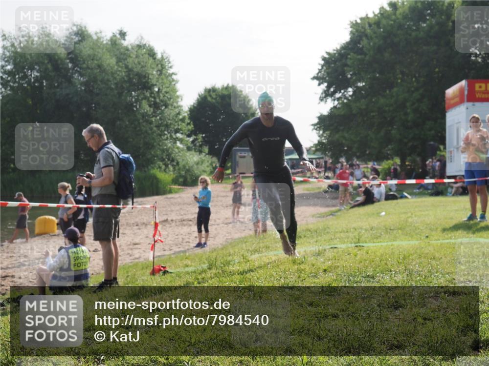 15.06.2025 - 27. Vierlanden-Triathlon KatJ http://msf.ph/oto/7984540 15.06.2025 08:56:18 Schwimmen 239 meine-sportfotos.de