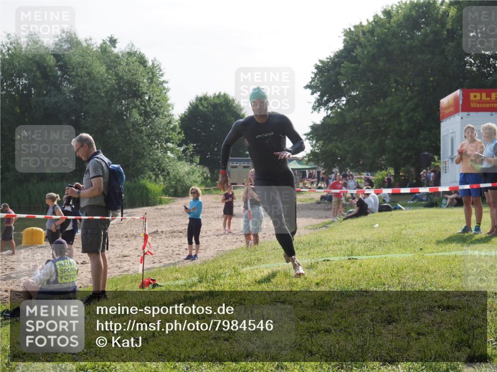 15.06.2025 - 27. Vierlanden-Triathlon KatJ http://msf.ph/oto/7984546 15.06.2025 08:56:18 Schwimmen 239 meine-sportfotos.de