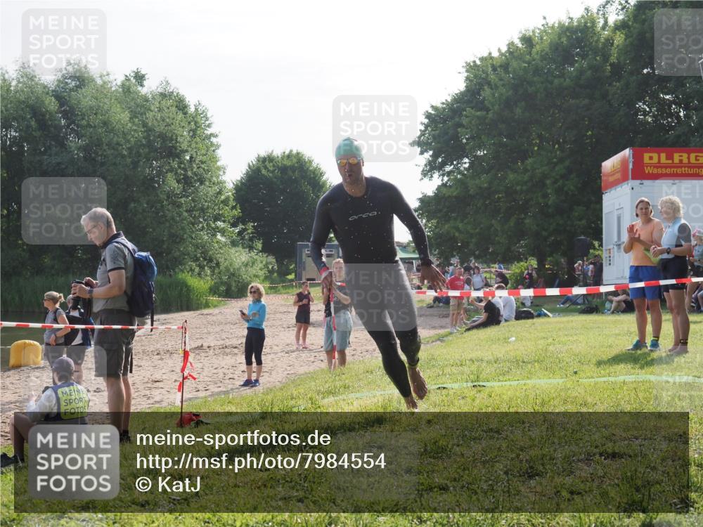 15.06.2025 - 27. Vierlanden-Triathlon KatJ http://msf.ph/oto/7984554 15.06.2025 08:56:18 Schwimmen 239 meine-sportfotos.de