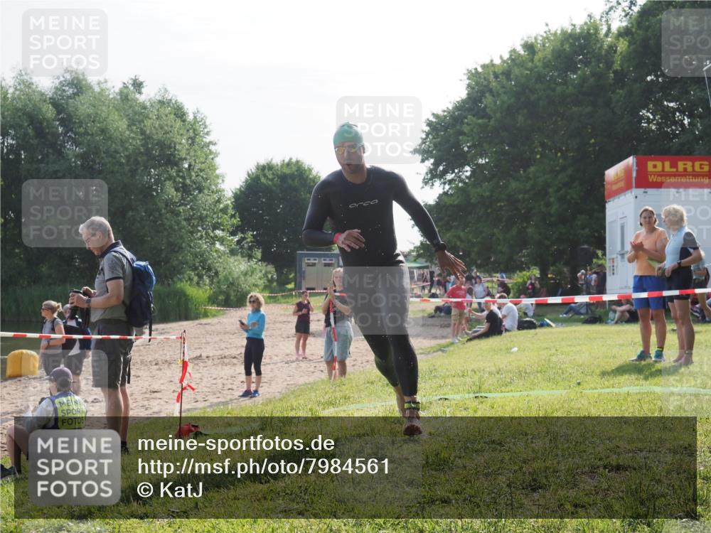 15.06.2025 - 27. Vierlanden-Triathlon KatJ http://msf.ph/oto/7984561 15.06.2025 08:56:19 Schwimmen 239 meine-sportfotos.de