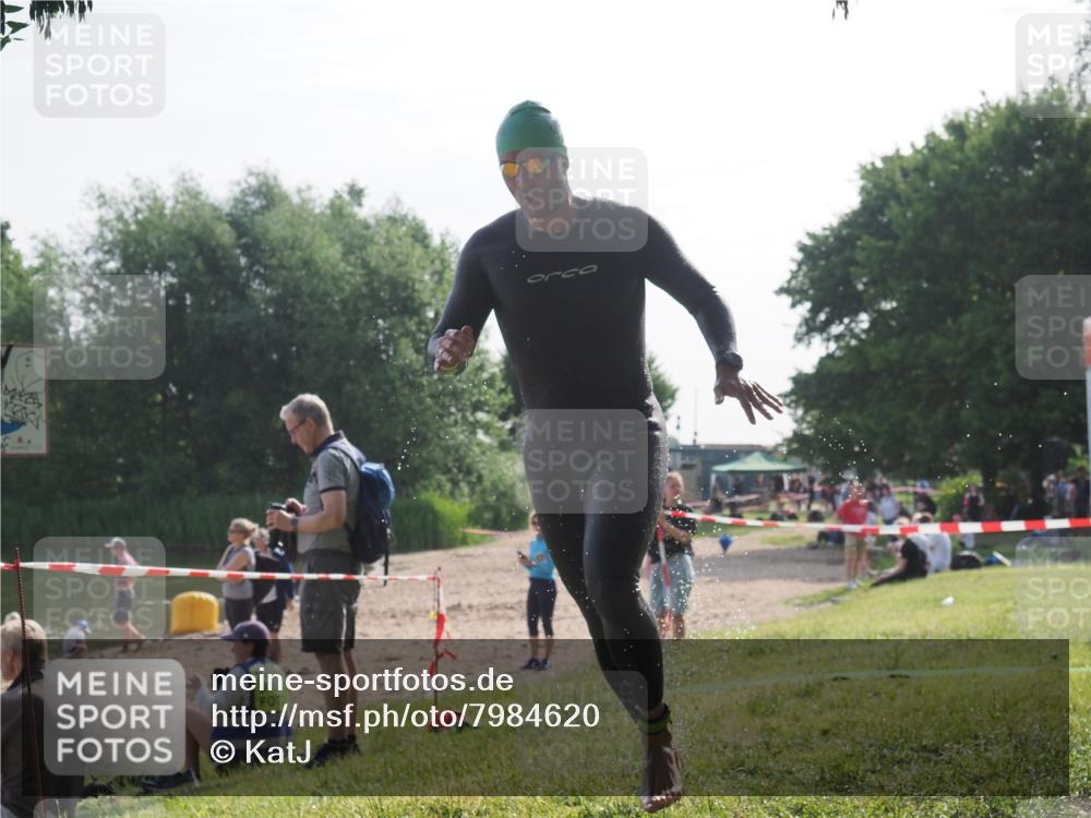 15.06.2025 - 27. Vierlanden-Triathlon KatJ http://msf.ph/oto/7984620 15.06.2025 08:56:19 Schwimmen 239 meine-sportfotos.de