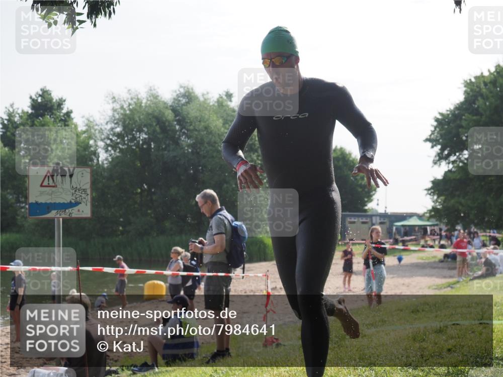 15.06.2025 - 27. Vierlanden-Triathlon KatJ http://msf.ph/oto/7984641 15.06.2025 08:56:19 Schwimmen 239 meine-sportfotos.de