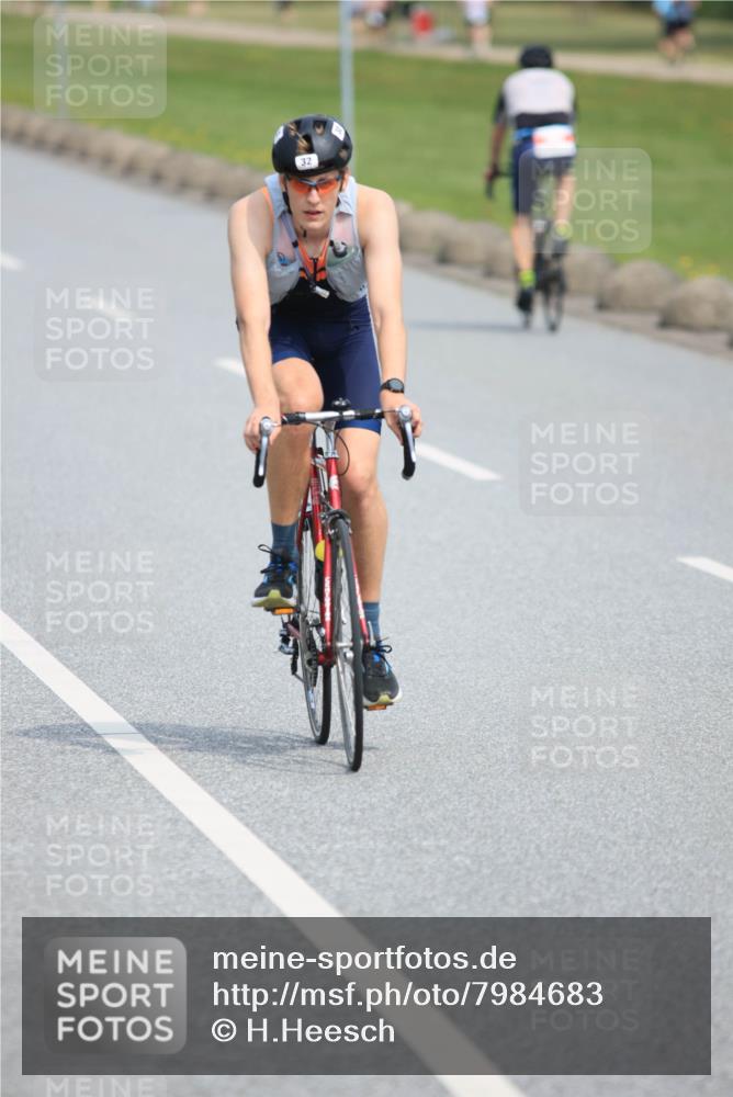 15.06.2025 - 27. Vierlanden-Triathlon H.Heesch http://msf.ph/oto/7984683 15.06.2025 11:01:52 Radfahren 32, 221, 238, 239, 567 meine-sportfotos.de