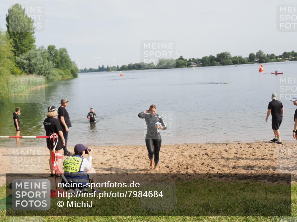 21.06.2025 - 27. Vierlanden-Triathlon MichiJ http://msf.ph/oto/7984684 15.06.2026 09:09:03 Schwimmen 199, 204 meine-sportfotos.de