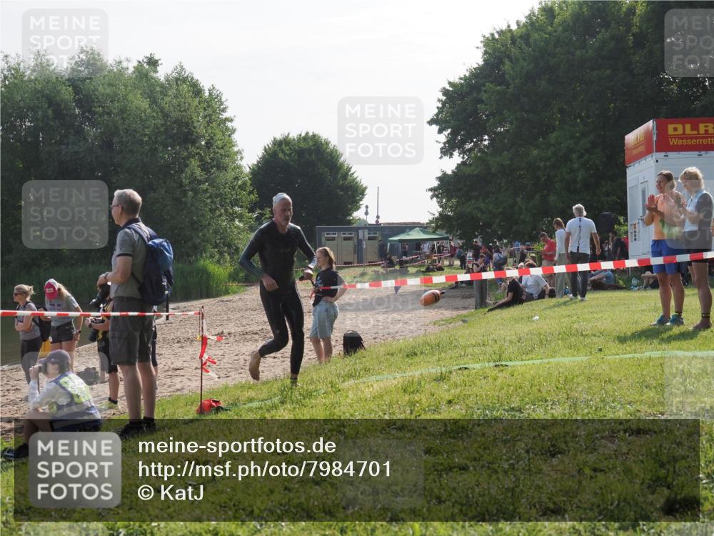 15.06.2025 - 27. Vierlanden-Triathlon KatJ http://msf.ph/oto/7984701 15.06.2025 08:58:08 Schwimmen 151, 157 meine-sportfotos.de
