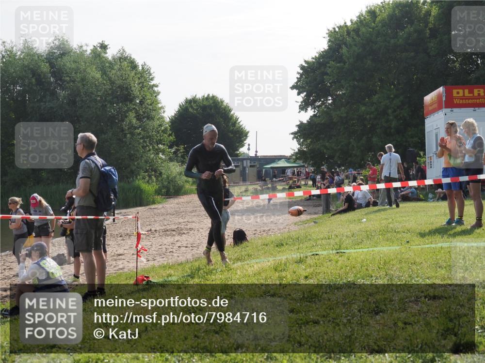 15.06.2025 - 27. Vierlanden-Triathlon KatJ http://msf.ph/oto/7984716 15.06.2025 08:58:08 Schwimmen 151, 157 meine-sportfotos.de