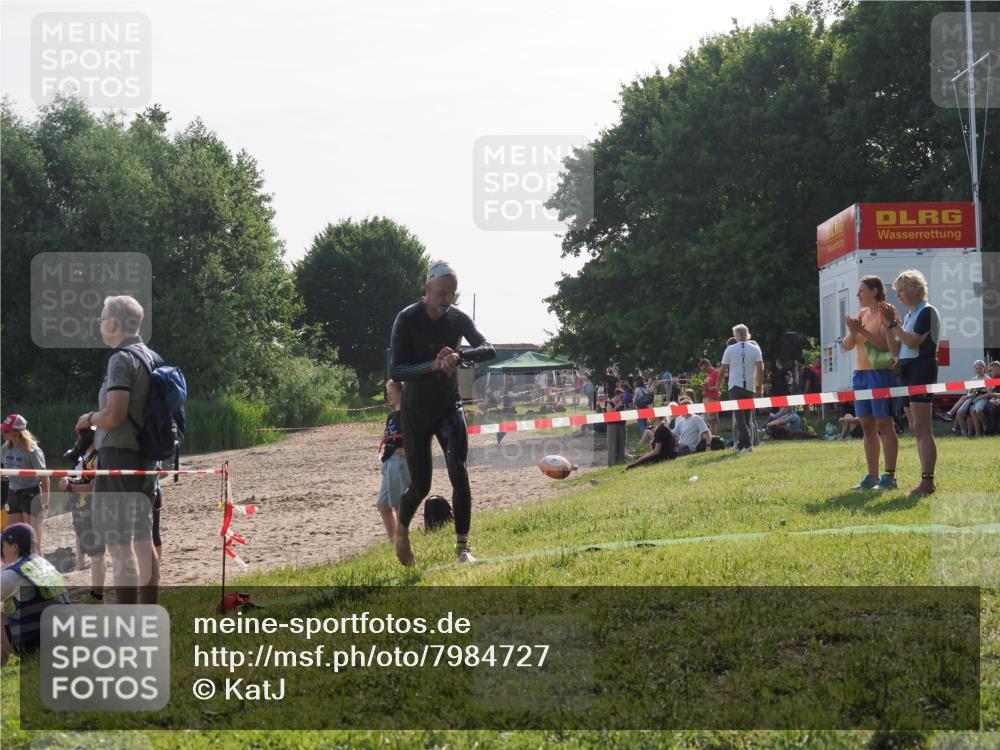 15.06.2025 - 27. Vierlanden-Triathlon KatJ http://msf.ph/oto/7984727 15.06.2025 08:58:08 Schwimmen 151, 157 meine-sportfotos.de