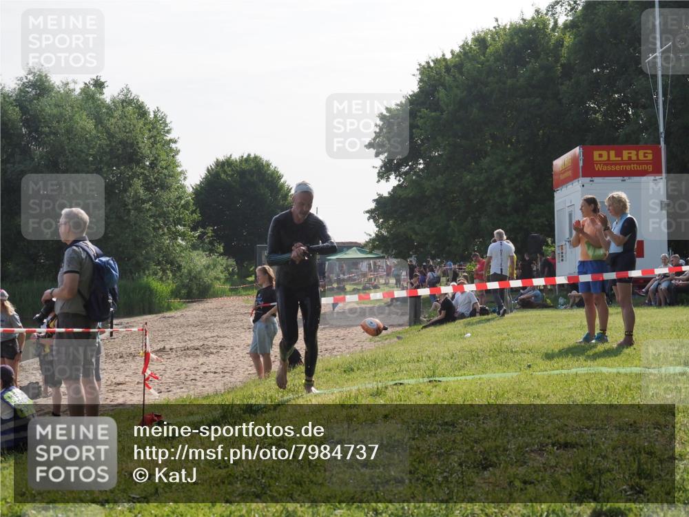 15.06.2025 - 27. Vierlanden-Triathlon KatJ http://msf.ph/oto/7984737 15.06.2025 08:58:08 Schwimmen 151, 157 meine-sportfotos.de
