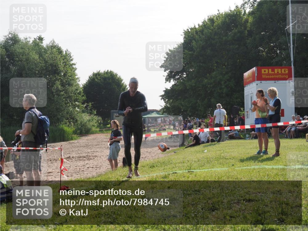 15.06.2025 - 27. Vierlanden-Triathlon KatJ http://msf.ph/oto/7984745 15.06.2025 08:58:08 Schwimmen 151, 157 meine-sportfotos.de