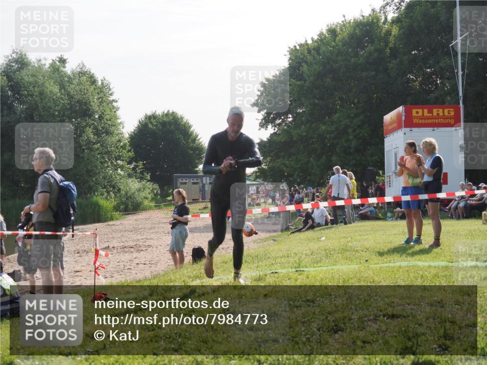 15.06.2025 - 27. Vierlanden-Triathlon KatJ http://msf.ph/oto/7984773 15.06.2025 08:58:09 Schwimmen 151, 157 meine-sportfotos.de