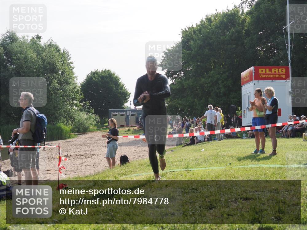 15.06.2025 - 27. Vierlanden-Triathlon KatJ http://msf.ph/oto/7984778 15.06.2025 08:58:09 Schwimmen 151, 157 meine-sportfotos.de