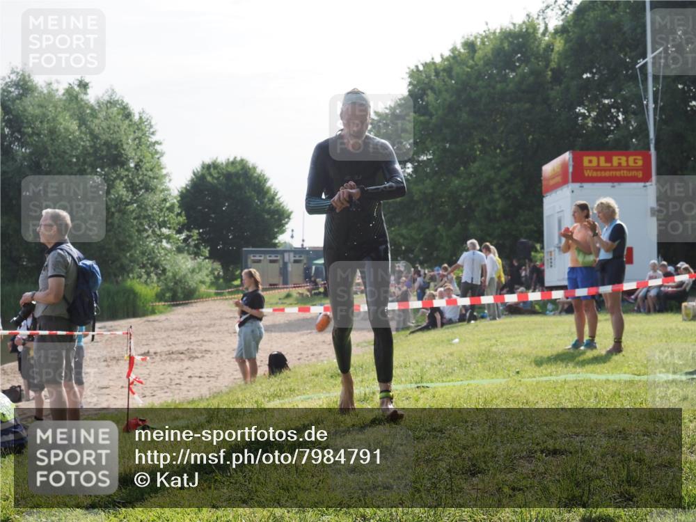 15.06.2025 - 27. Vierlanden-Triathlon KatJ http://msf.ph/oto/7984791 15.06.2025 08:58:10 Schwimmen 151, 157 meine-sportfotos.de