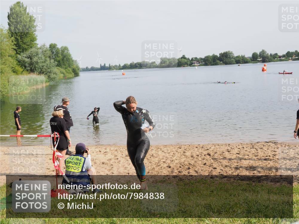 21.06.2025 - 27. Vierlanden-Triathlon MichiJ http://msf.ph/oto/7984838 15.06.2026 09:09:05 Schwimmen 199, 204 meine-sportfotos.de