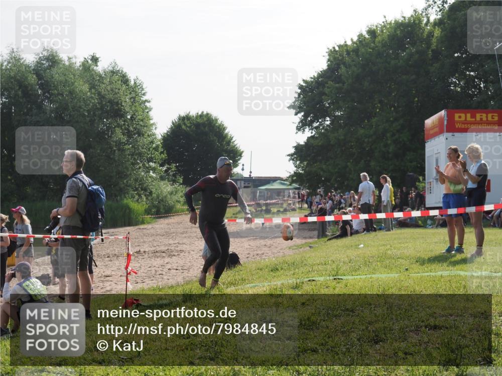 15.06.2025 - 27. Vierlanden-Triathlon KatJ http://msf.ph/oto/7984845 15.06.2025 08:58:15 Schwimmen 151, 157, 232 meine-sportfotos.de