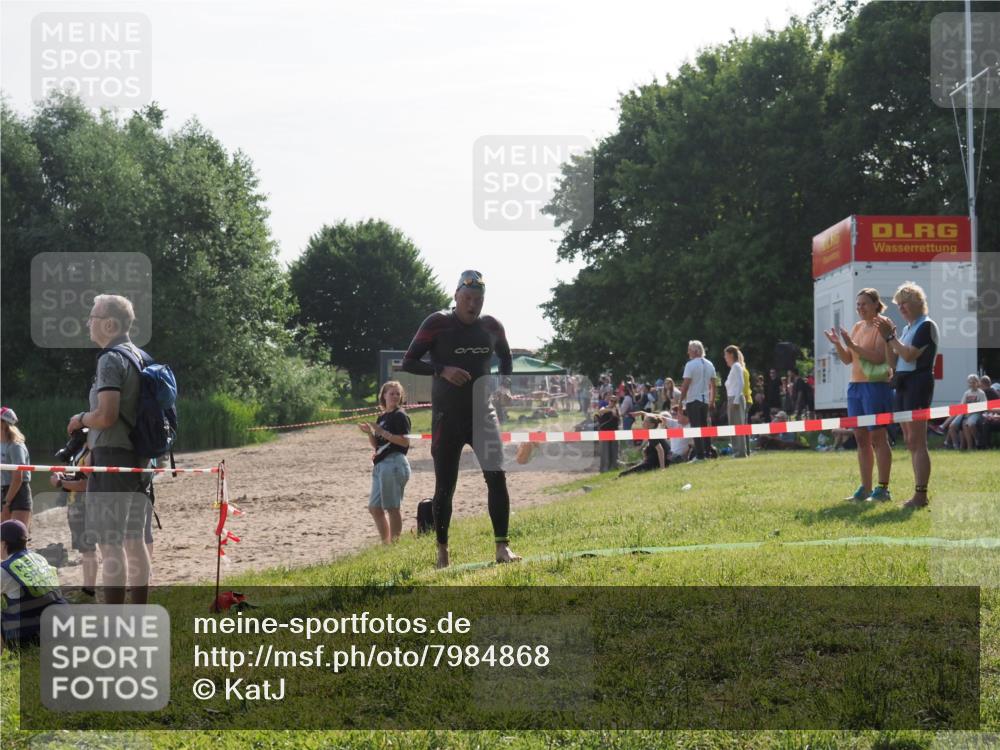 15.06.2025 - 27. Vierlanden-Triathlon KatJ http://msf.ph/oto/7984868 15.06.2025 08:58:15 Schwimmen 151, 157, 232 meine-sportfotos.de