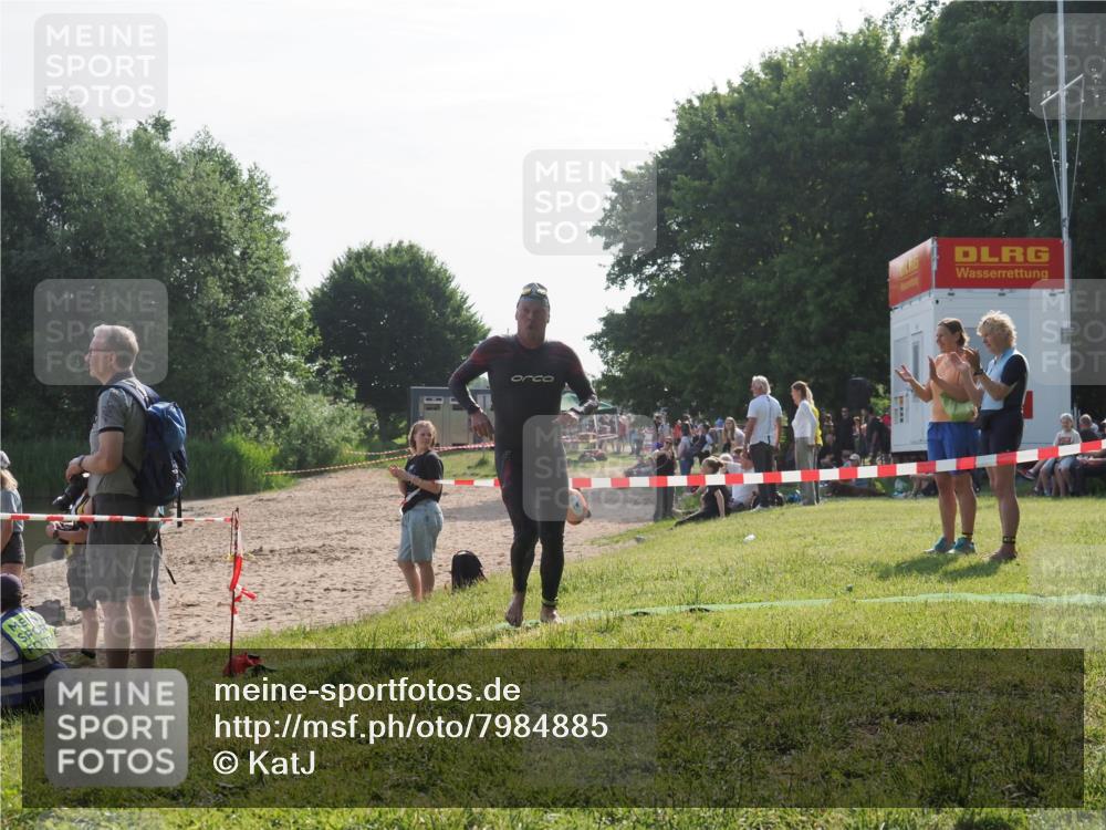 15.06.2025 - 27. Vierlanden-Triathlon KatJ http://msf.ph/oto/7984885 15.06.2025 08:58:15 Schwimmen 151, 157, 232 meine-sportfotos.de