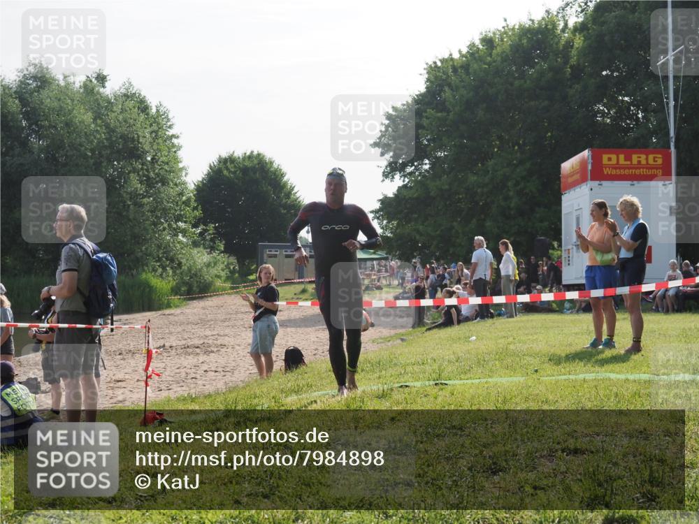 15.06.2025 - 27. Vierlanden-Triathlon KatJ http://msf.ph/oto/7984898 15.06.2025 08:58:15 Schwimmen 151, 157, 232 meine-sportfotos.de