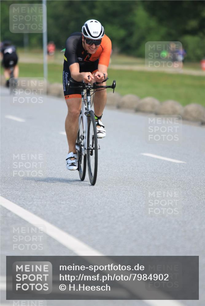 15.06.2025 - 27. Vierlanden-Triathlon H.Heesch http://msf.ph/oto/7984902 15.06.2025 11:24:59 Radfahren 22, 81, 693, 970 meine-sportfotos.de