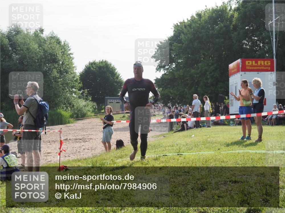 15.06.2025 - 27. Vierlanden-Triathlon KatJ http://msf.ph/oto/7984906 15.06.2025 08:58:16 Schwimmen 151, 157, 232 meine-sportfotos.de