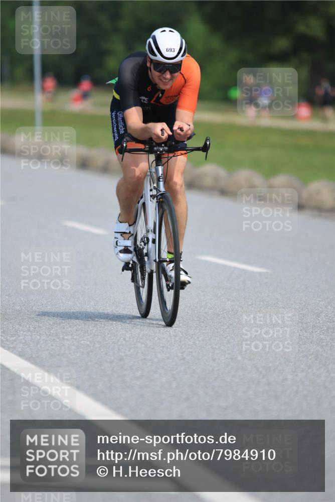 15.06.2025 - 27. Vierlanden-Triathlon H.Heesch http://msf.ph/oto/7984910 15.06.2025 11:24:59 Radfahren 22, 81, 693, 970 meine-sportfotos.de