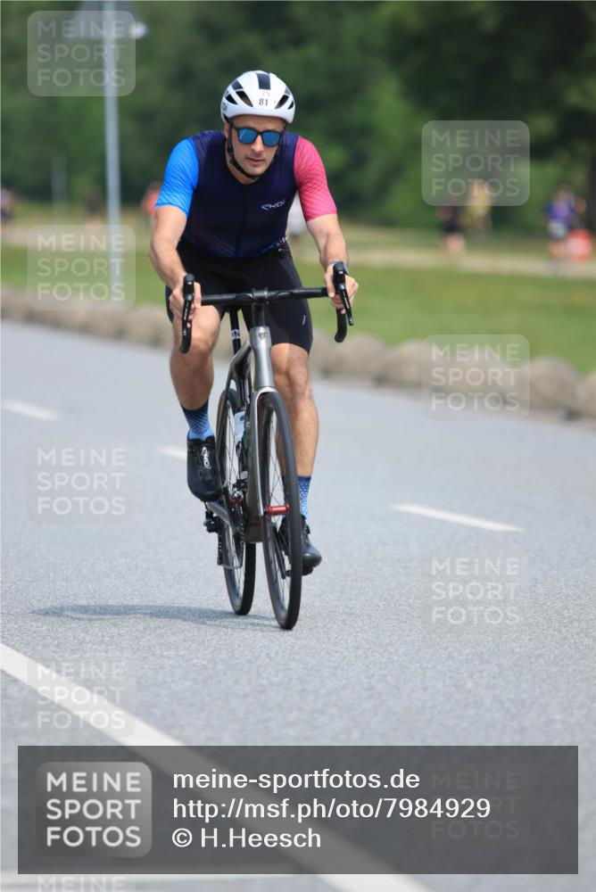 15.06.2025 - 27. Vierlanden-Triathlon H.Heesch http://msf.ph/oto/7984929 15.06.2025 11:25:01 Radfahren 22, 29, 81, 693, 970 meine-sportfotos.de