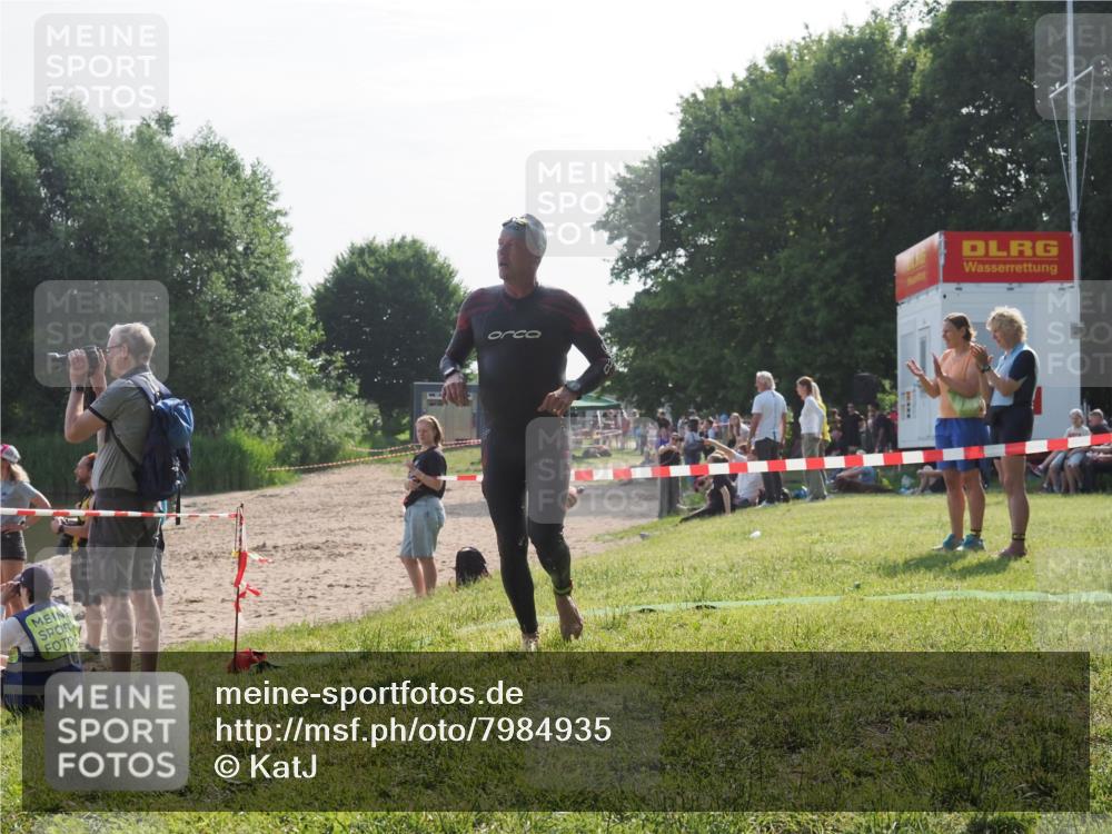 15.06.2025 - 27. Vierlanden-Triathlon KatJ http://msf.ph/oto/7984935 15.06.2025 08:58:16 Schwimmen 151, 157, 232 meine-sportfotos.de