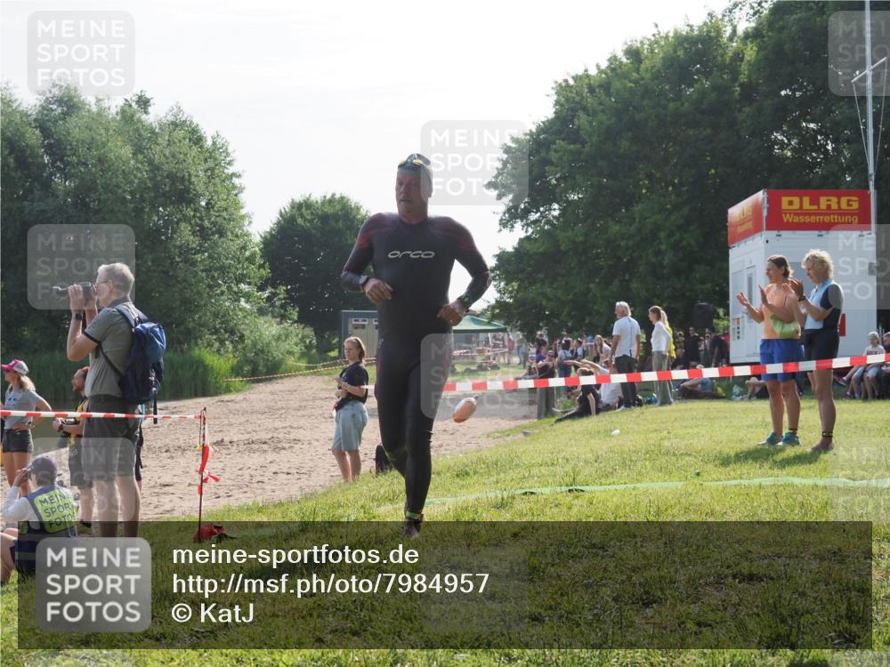 15.06.2025 - 27. Vierlanden-Triathlon KatJ http://msf.ph/oto/7984957 15.06.2025 08:58:17 Schwimmen 151, 157, 232 meine-sportfotos.de