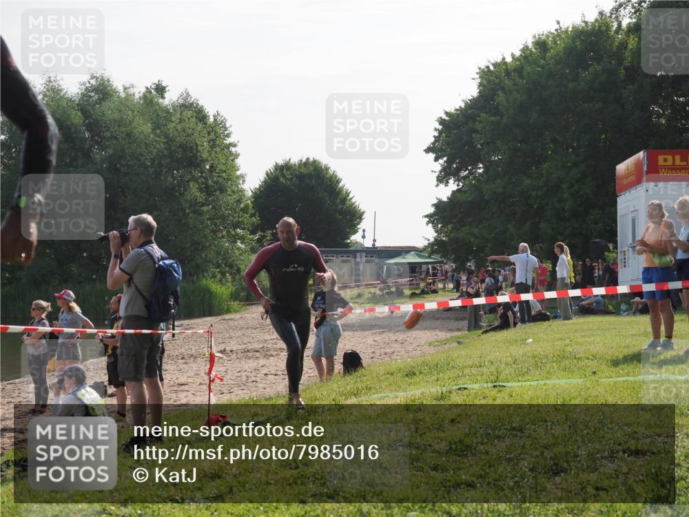 15.06.2025 - 27. Vierlanden-Triathlon KatJ http://msf.ph/oto/7985016 15.06.2025 08:58:19 Schwimmen 151, 232 meine-sportfotos.de