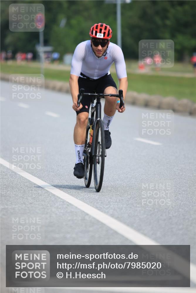 15.06.2025 - 27. Vierlanden-Triathlon H.Heesch http://msf.ph/oto/7985020 15.06.2025 11:25:08 Radfahren 22, 29, 726, 944, 970 meine-sportfotos.de