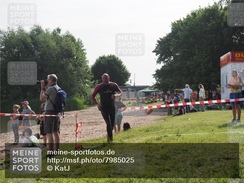 15.06.2025 - 27. Vierlanden-Triathlon KatJ http://msf.ph/oto/7985025 15.06.2025 08:58:19 Schwimmen 151, 232 meine-sportfotos.de