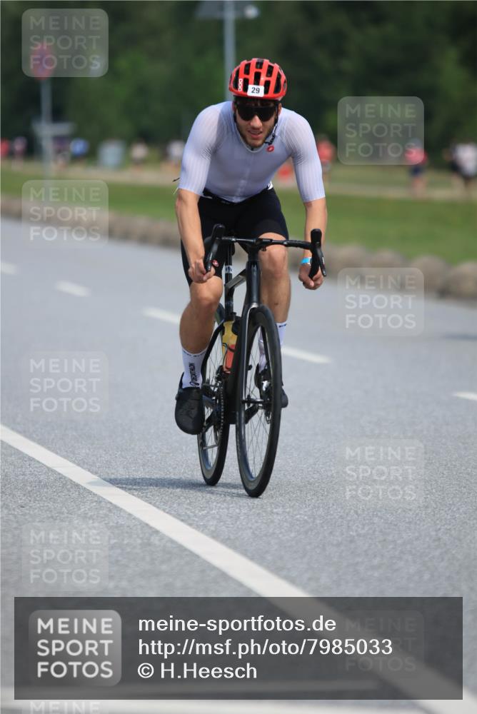 15.06.2025 - 27. Vierlanden-Triathlon H.Heesch http://msf.ph/oto/7985033 15.06.2025 11:25:08 Radfahren 22, 29, 726, 944, 970 meine-sportfotos.de