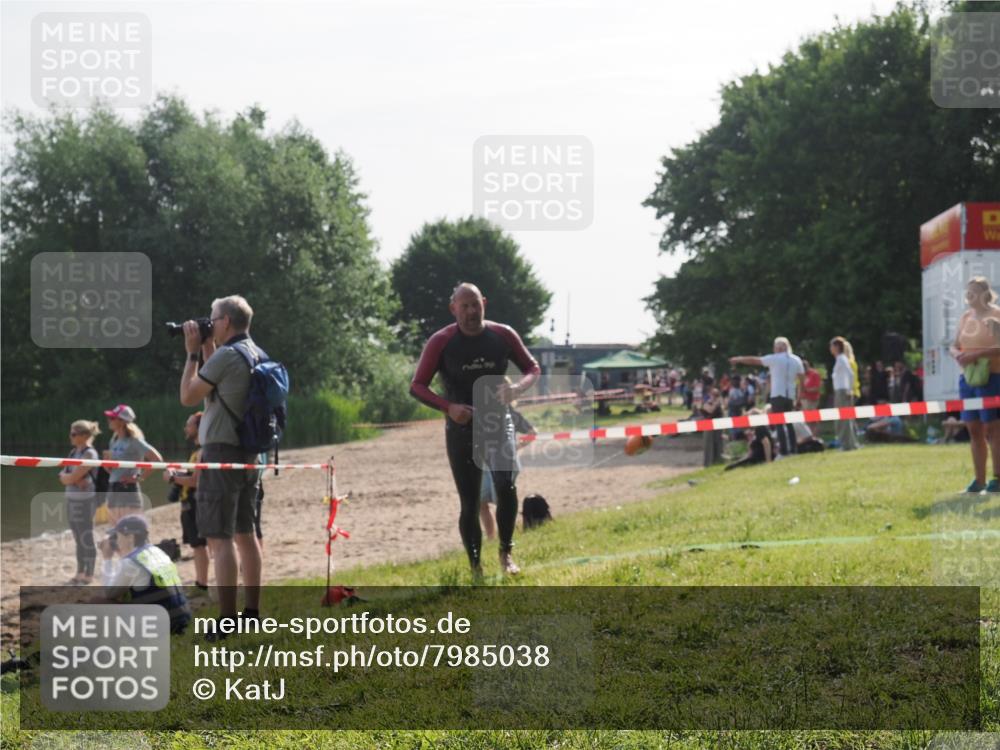 15.06.2025 - 27. Vierlanden-Triathlon KatJ http://msf.ph/oto/7985038 15.06.2025 08:58:19 Schwimmen 151, 232 meine-sportfotos.de