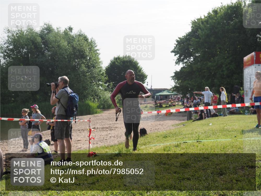 15.06.2025 - 27. Vierlanden-Triathlon KatJ http://msf.ph/oto/7985052 15.06.2025 08:58:19 Schwimmen 151, 232 meine-sportfotos.de