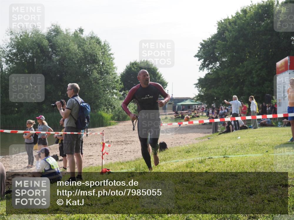 15.06.2025 - 27. Vierlanden-Triathlon KatJ http://msf.ph/oto/7985055 15.06.2025 08:58:20 Schwimmen 151, 232 meine-sportfotos.de