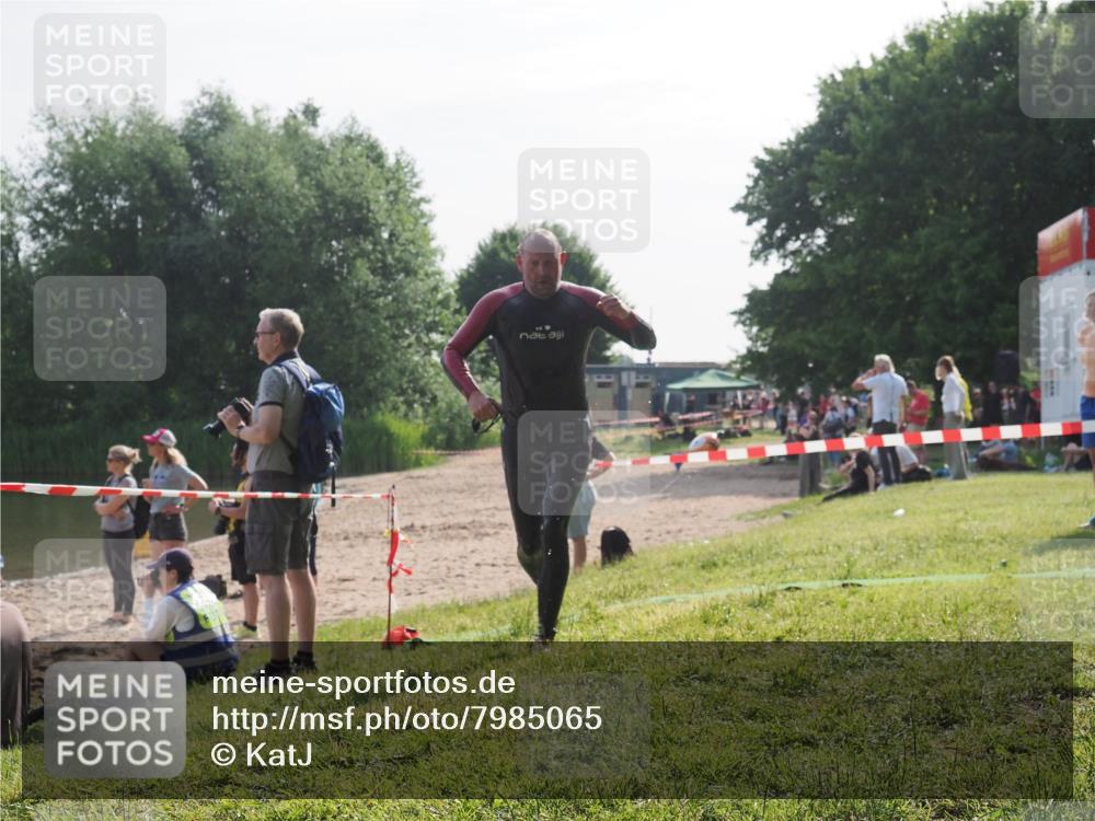 15.06.2025 - 27. Vierlanden-Triathlon KatJ http://msf.ph/oto/7985065 15.06.2025 08:58:20 Schwimmen 151, 232 meine-sportfotos.de